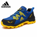 Τα παπούτσια πεζοπορίας Adidas® είναι κατασκευασμένα από αδιάβροχο και αναπνεύσιμο υλικό.